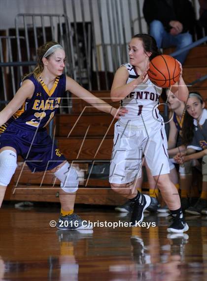 Thumbnail 3 in Civic Memorial vs. Benton (IHSA 3A Sectional Semifinal) photogallery.