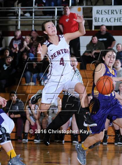 Thumbnail 3 in Civic Memorial vs. Benton (IHSA 3A Sectional Semifinal) photogallery.