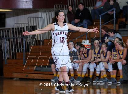 Thumbnail 3 in Civic Memorial vs. Benton (IHSA 3A Sectional Semifinal) photogallery.