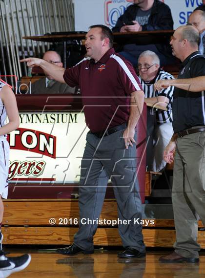 Thumbnail 2 in Civic Memorial vs. Benton (IHSA 3A Sectional Semifinal) photogallery.
