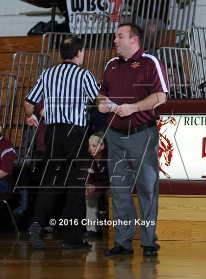 Thumbnail 3 in Civic Memorial vs. Benton (IHSA 3A Sectional Semifinal) photogallery.