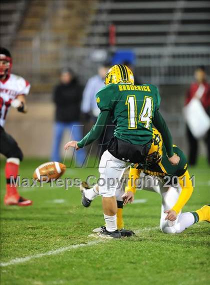 Thumbnail 3 in Cromwell vs. Holy Cross (CIAC Class S Final) photogallery.