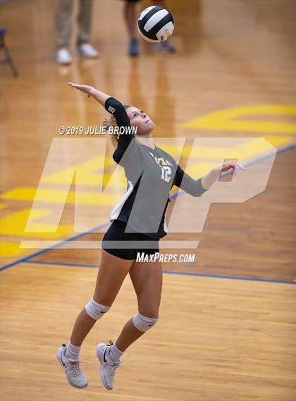 Thumbnail 3 in Avon vs Roncalli (IHSAA 4A Regional Semifinal) photogallery.