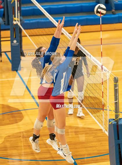 Thumbnail 1 in Avon vs Roncalli (IHSAA 4A Regional Semifinal) photogallery.