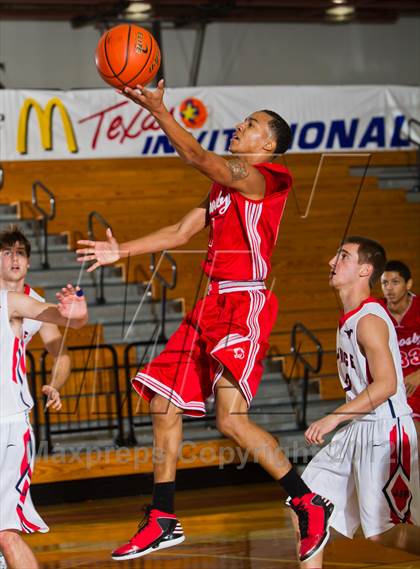 Thumbnail 2 in Pearce vs. Crosby (McDonald's Texas Invitational) photogallery.