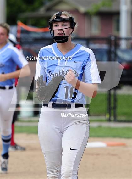 Thumbnail 3 in Edwards County vs. Pinckneyville (IHSA 2A Sectional Semifinal) photogallery.