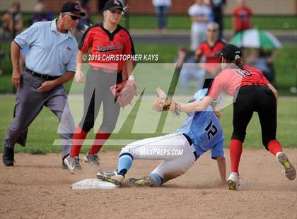 Thumbnail 3 in Edwards County vs. Pinckneyville (IHSA 2A Sectional Semifinal) photogallery.