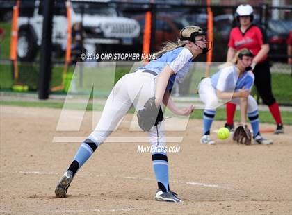 Thumbnail 2 in Edwards County vs. Pinckneyville (IHSA 2A Sectional Semifinal) photogallery.