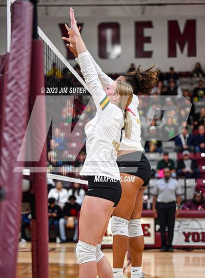 Thumbnail 1 in Franklin vs Little River Academy (UIL 3A Region III Bi-District Playoff) photogallery.