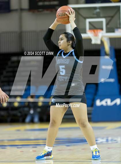 Thumbnail 2 in Aptos vs River City (Santa Cruz Warriors NorCal Invitational) photogallery.