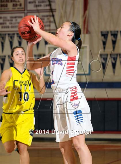 Thumbnail 3 in River City vs. Christian Brothers (Christian Brothers Holiday Classic) photogallery.