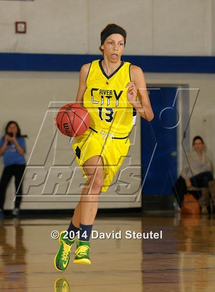 Thumbnail 3 in River City vs. Christian Brothers (Christian Brothers Holiday Classic) photogallery.