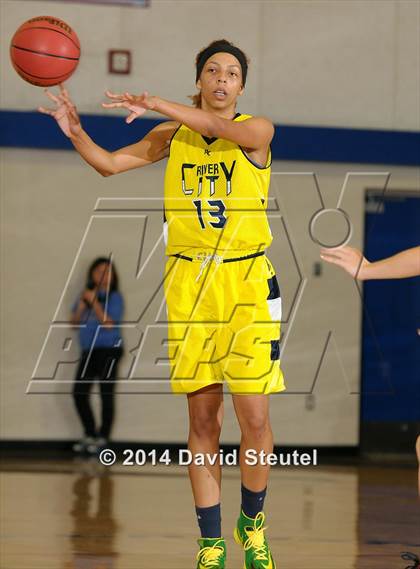 Thumbnail 1 in River City vs. Christian Brothers (Christian Brothers Holiday Classic) photogallery.