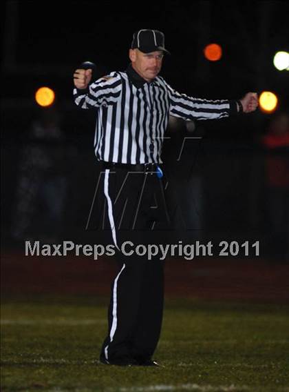 Thumbnail 2 in Herrin @ Effingham (IHSA Class 4A Playoffs - First Round) photogallery.