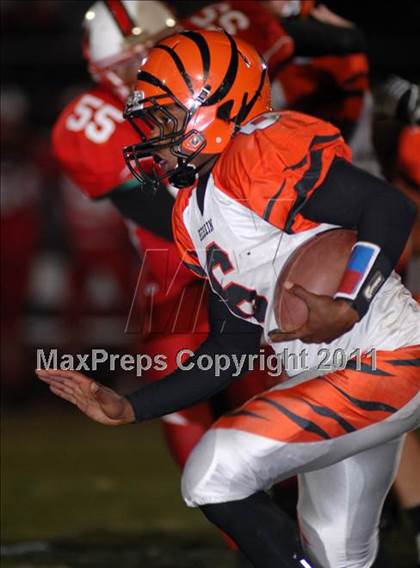 Thumbnail 1 in Herrin @ Effingham (IHSA Class 4A Playoffs - First Round) photogallery.