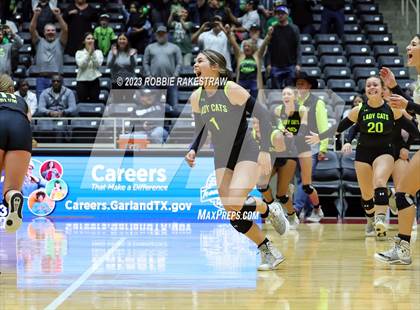 Thumbnail 3 in Blum vs. Harrold (UIL 1A Volleyball Final) photogallery.