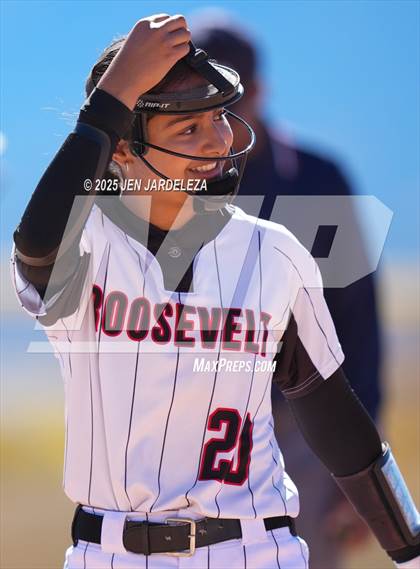 Thumbnail 1 in Palmer Ridge vs. Roosevelt (4A CHSAA Round of 32) photogallery.