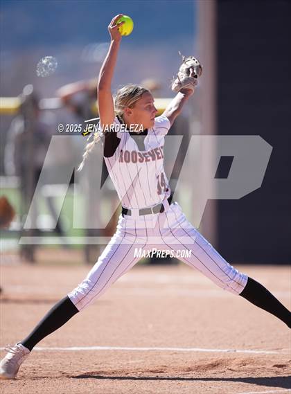 Thumbnail 1 in Palmer Ridge vs. Roosevelt (4A CHSAA Round of 32) photogallery.