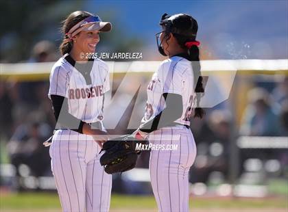 Thumbnail 2 in Palmer Ridge vs. Roosevelt (4A CHSAA Round of 32) photogallery.