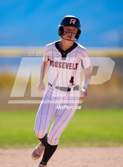Thumbnail 1 in Palmer Ridge vs. Roosevelt (4A CHSAA Round of 32) photogallery.