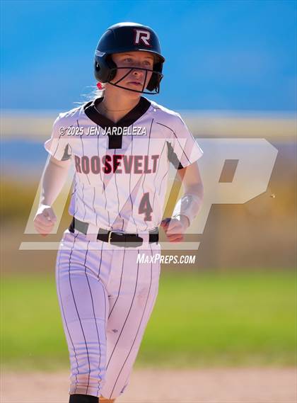 Thumbnail 3 in Palmer Ridge vs. Roosevelt (4A CHSAA Round of 32) photogallery.