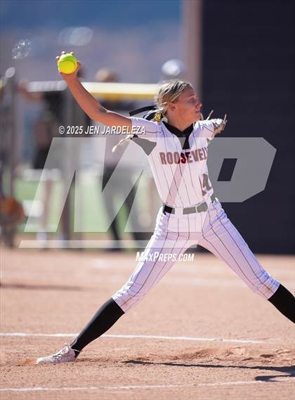 Thumbnail 2 in Palmer Ridge vs. Roosevelt (4A CHSAA Round of 32) photogallery.