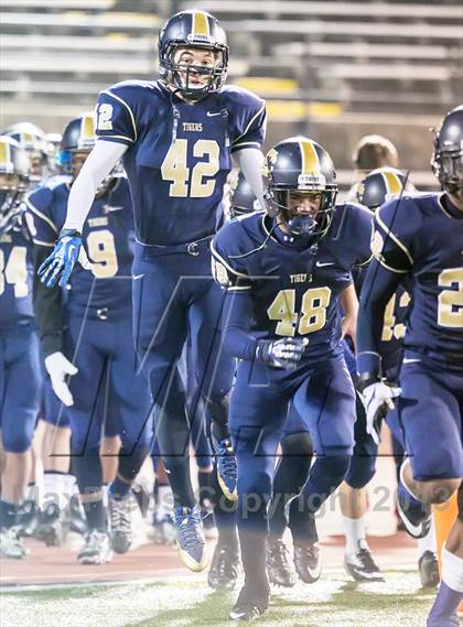 Thumbnail 2 in Byrd vs Holy Cross (LHSAA DI Round 3 Playoff) photogallery.