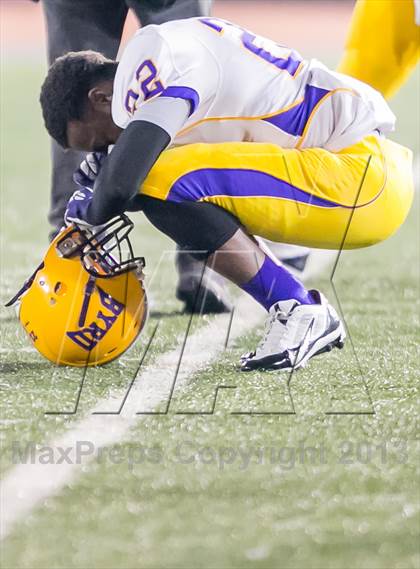 Thumbnail 2 in Byrd vs Holy Cross (LHSAA DI Round 3 Playoff) photogallery.