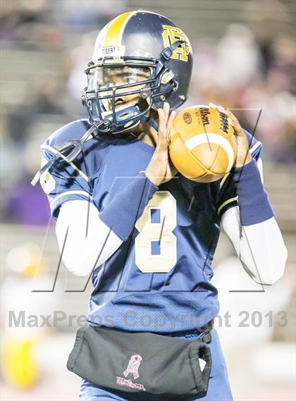 Thumbnail 1 in Byrd vs Holy Cross (LHSAA DI Round 3 Playoff) photogallery.