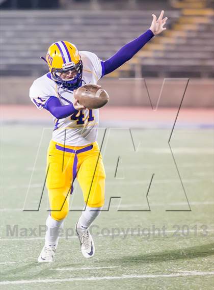 Thumbnail 3 in Byrd vs Holy Cross (LHSAA DI Round 3 Playoff) photogallery.