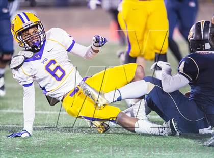 Thumbnail 2 in Byrd vs Holy Cross (LHSAA DI Round 3 Playoff) photogallery.