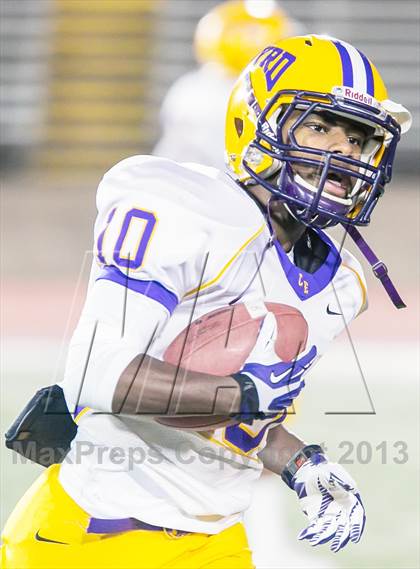 Thumbnail 3 in Byrd vs Holy Cross (LHSAA DI Round 3 Playoff) photogallery.
