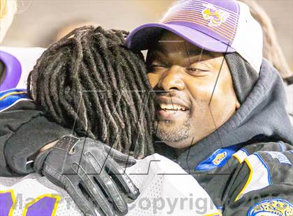 Thumbnail 2 in Byrd vs Holy Cross (LHSAA DI Round 3 Playoff) photogallery.
