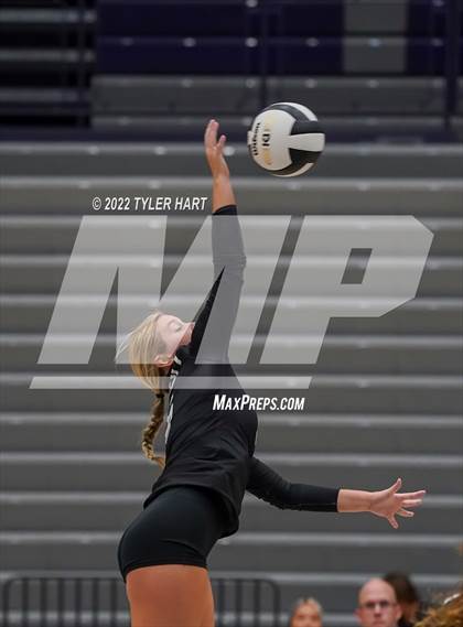 Thumbnail 2 in Benton Central vs. Floyd Central (Bulldog Challenge) photogallery.