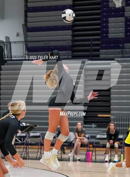 Thumbnail 1 in Benton Central vs. Floyd Central (Bulldog Challenge) photogallery.