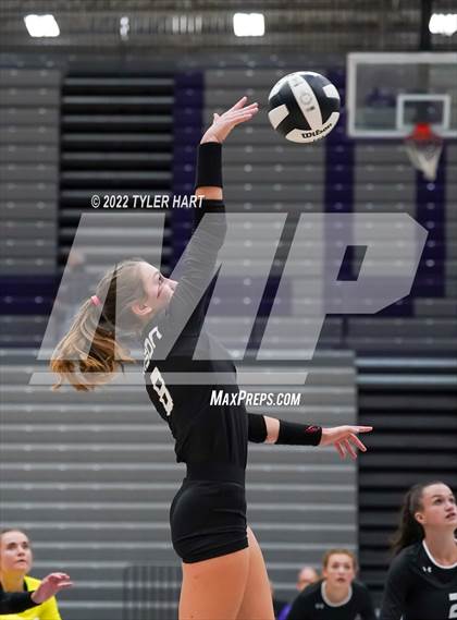 Thumbnail 1 in Benton Central vs. Floyd Central (Bulldog Challenge) photogallery.