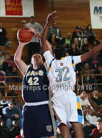 Thumbnail 3 in Los Osos vs. La Costa Canyon (MaxPreps Holiday Classic American Final) photogallery.