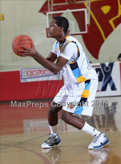 Thumbnail 3 in Los Osos vs. La Costa Canyon (MaxPreps Holiday Classic American Final) photogallery.