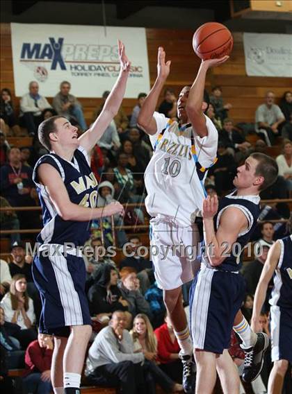 Thumbnail 2 in Los Osos vs. La Costa Canyon (MaxPreps Holiday Classic American Final) photogallery.