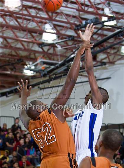 Thumbnail 2 in Dobie vs. Dickinson (McDonald's Texas Invitational) photogallery.