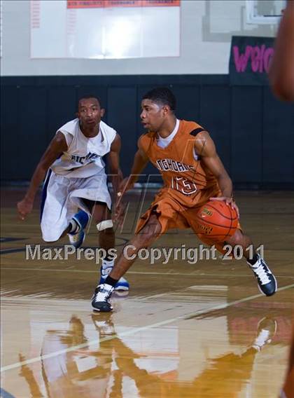 Thumbnail 3 in Dobie vs. Dickinson (McDonald's Texas Invitational) photogallery.