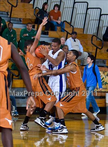 Thumbnail 3 in Dobie vs. Dickinson (McDonald's Texas Invitational) photogallery.