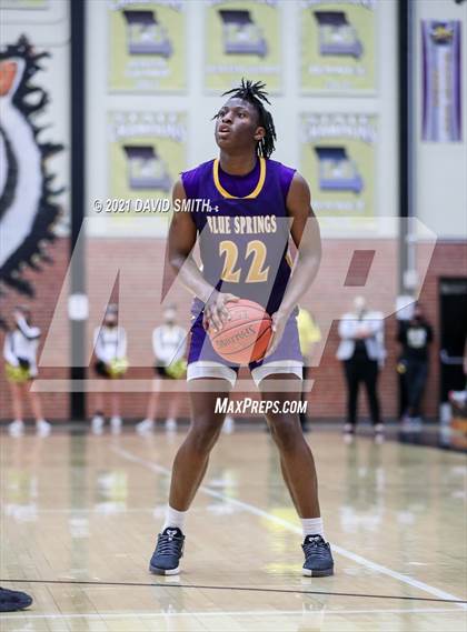 Thumbnail 3 in Lee's Summit vs. Blue Springs (MSHSAA Sectional Playoff) photogallery.
