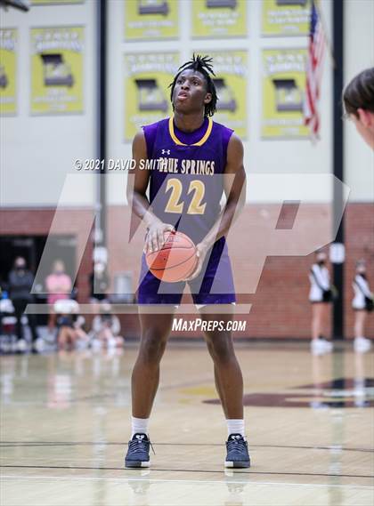 Thumbnail 3 in Lee's Summit vs. Blue Springs (MSHSAA Sectional Playoff) photogallery.