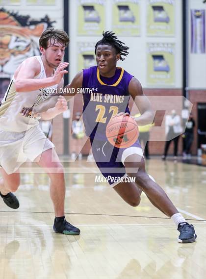 Thumbnail 3 in Lee's Summit vs. Blue Springs (MSHSAA Sectional Playoff) photogallery.