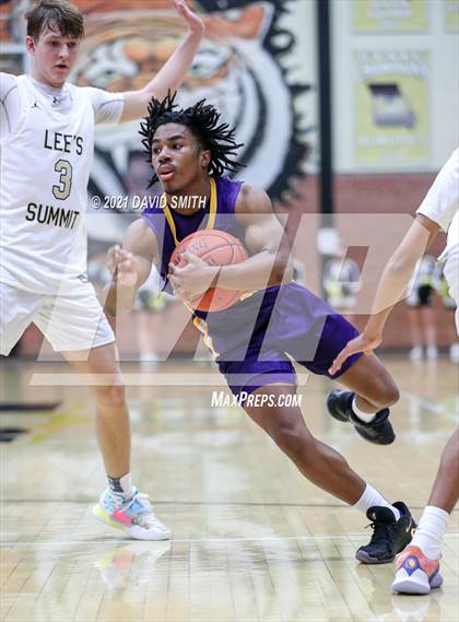 Thumbnail 3 in Lee's Summit vs. Blue Springs (MSHSAA Sectional Playoff) photogallery.