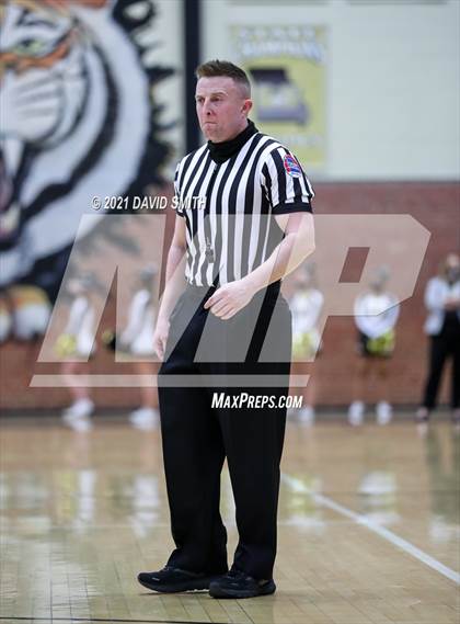 Thumbnail 2 in Lee's Summit vs. Blue Springs (MSHSAA Sectional Playoff) photogallery.