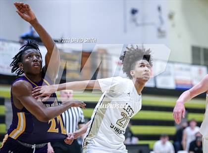 Thumbnail 1 in Lee's Summit vs. Blue Springs (MSHSAA Sectional Playoff) photogallery.
