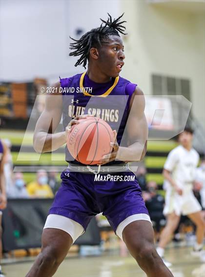 Thumbnail 1 in Lee's Summit vs. Blue Springs (MSHSAA Sectional Playoff) photogallery.