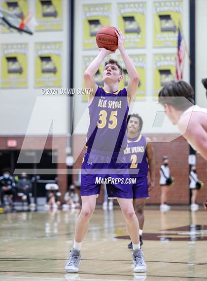 Thumbnail 1 in Lee's Summit vs. Blue Springs (MSHSAA Sectional Playoff) photogallery.